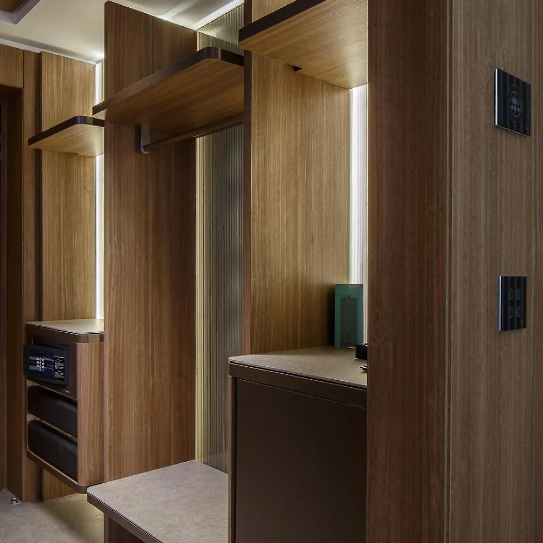 Hotel Cavour Milan 4*,
