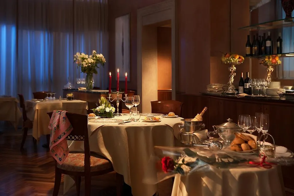 Hotel Cavour Milan 4*,