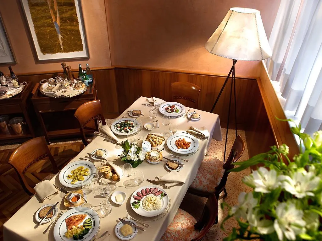 Hotel Cavour Milan 4*,